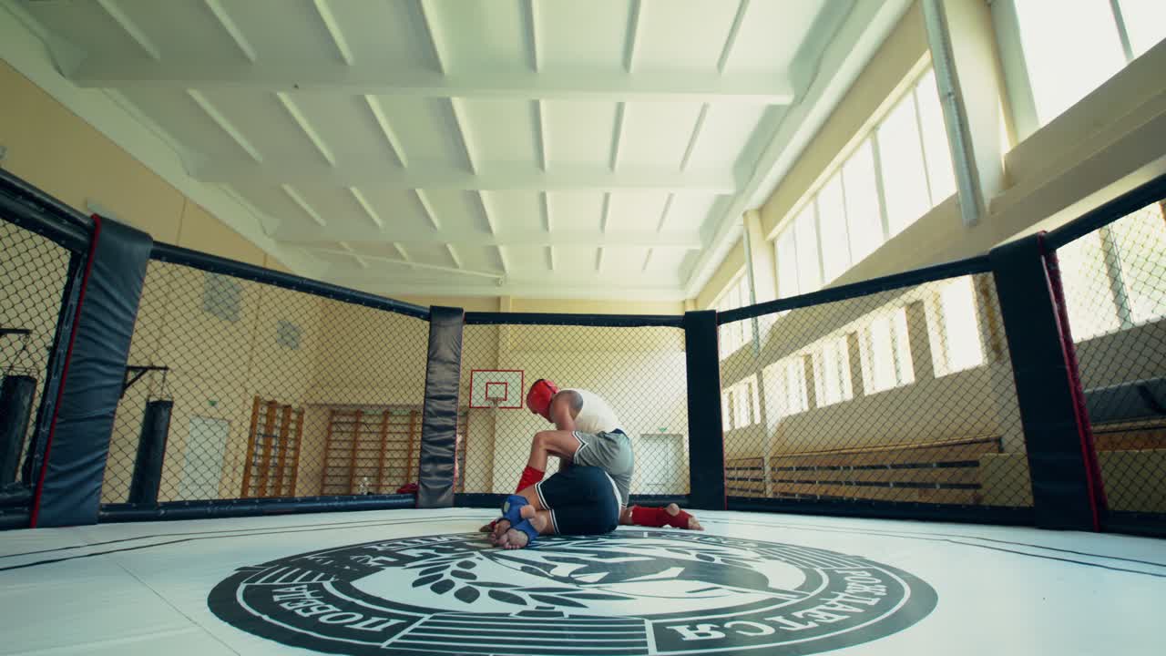 Lottatori di MMA che si allenano nella gabbia