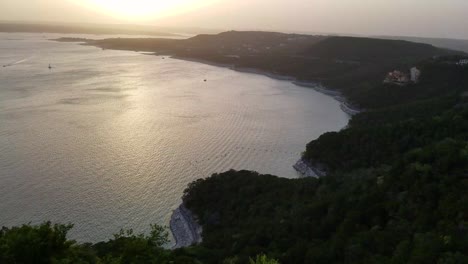 Puesta-De-Sol-En-El-Lago-Afectado-Por-El-Polvo-Africano