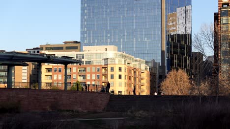 vista del centro de denver desde el parque frente al río