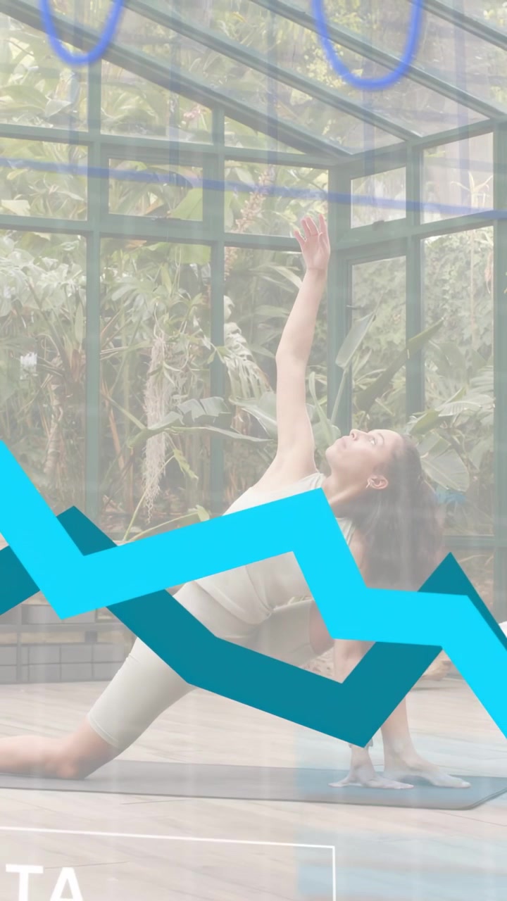 Video verticale: Donna che fa yoga in veranda, torcendo il busto causando la comparsa di una casella dati e archi blu che si muovono
