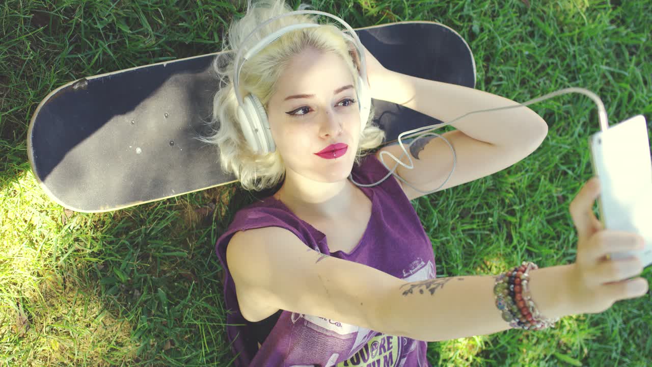 행복 유행 젊은 금발 여성 학생