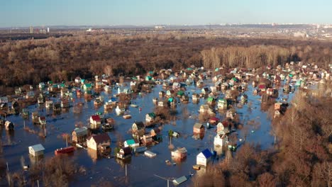 el río se desbordó y inundó un pueblo en bashkiria. una vista aérea de las consecuencias de una explosión de hielo en los cuerpos de agua. imágenes de drones.