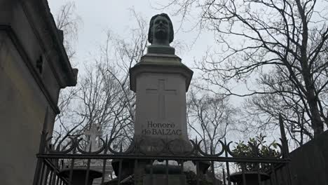 honoré de balzac's tomb grave in pere lachaise cemetery in paris