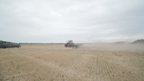 demostración de maquinaria agrícola en una exposición. los tractores operan en el campo, mostrando sus capacidades y rendimiento en acción
