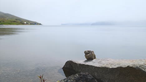 la orilla del lago baikal