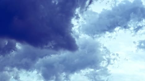 Time-lapse-of-fiercely-shifting-blue-clouds-on-light-sky-background