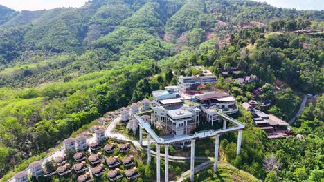 las imágenes de drones capturan un extenso complejo en medio de exuberante vegetación en phuket, tailandia, mostrando arquitectura moderna y paisajes pintorescos
