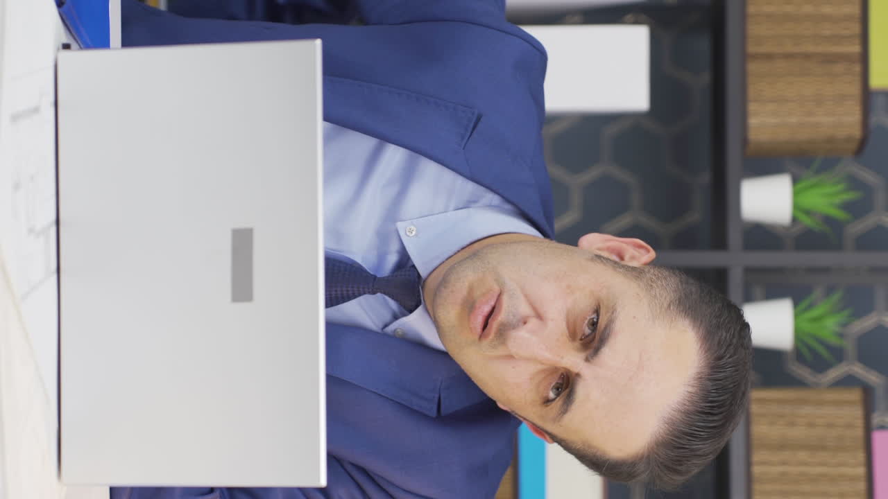 허리 통증이 있는 사업가의 수직 비디오.