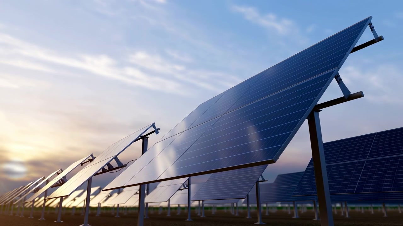 Pannelli fotovoltaici si estendono su un campo con file ripetute e superfici angolate che catturano la luce serale, mostrando attrezzature per energia pulita, materiali riflettenti e un'ampia composizione industriale.