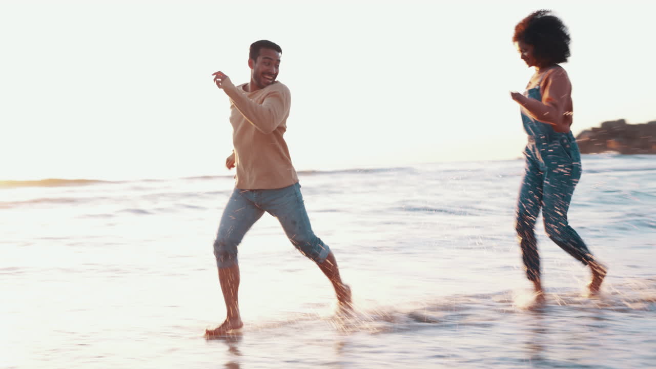 커플, 달리기 및 해변에서 물 스플래시