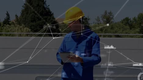 Animation-Des-Netzwerks-Von-Verbindungen-über-Solarpaneele-Und-Kaukasischer-Männlicher-Ingenieur