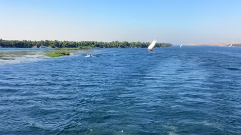 lujosos veleros navegando en el río nilo en un hermoso cielo azul día de verano