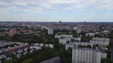 Gran-Vista-Aérea-Superior-Vuelo-Torre-De-Televisión-Ciudad-Berlín-Edificio-Libeskind,-Alemania-Día-De-Verano-2023