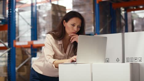 Mujer-De-Elegancia-Caucásica-Trabajando-En-Almacén