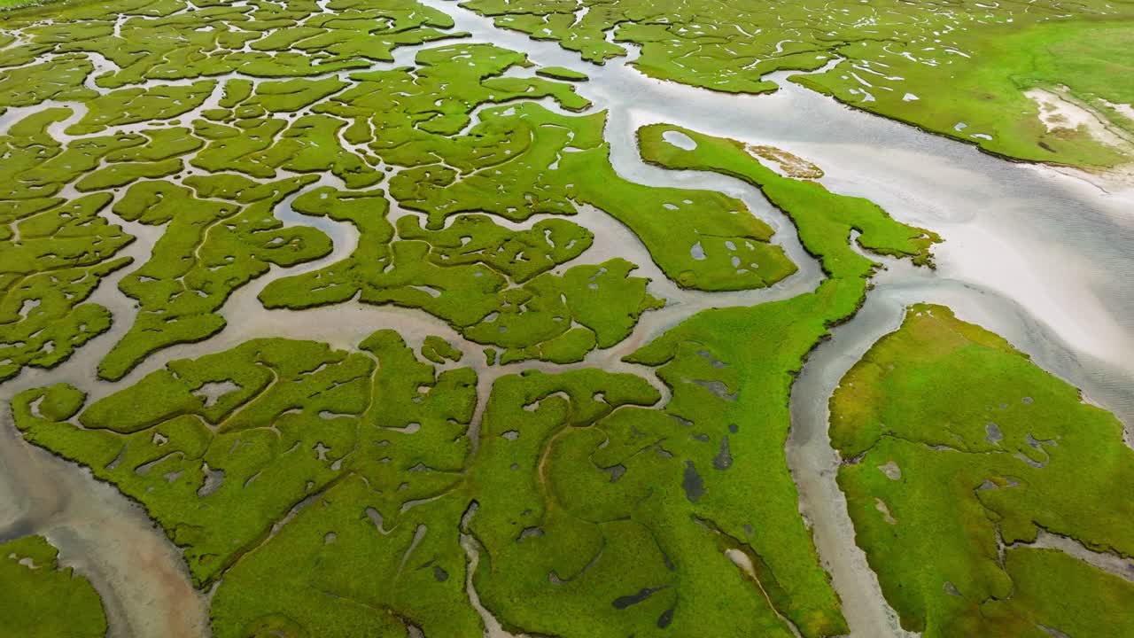 vista aérea del hermoso delta del río verde brillante en la isla de achill en irlanda