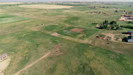 potreros de ranchos de principios de verano en el condado de weld del norte de colorado, junio de 2022