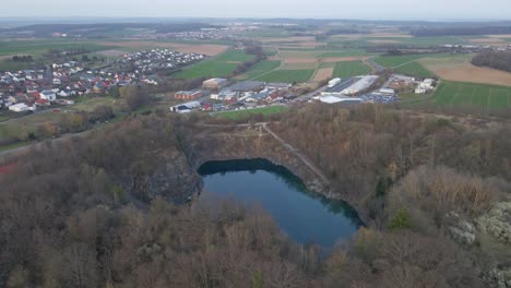 un lago de cantera de color azul profundo durante una puesta de sol nublada en alemania