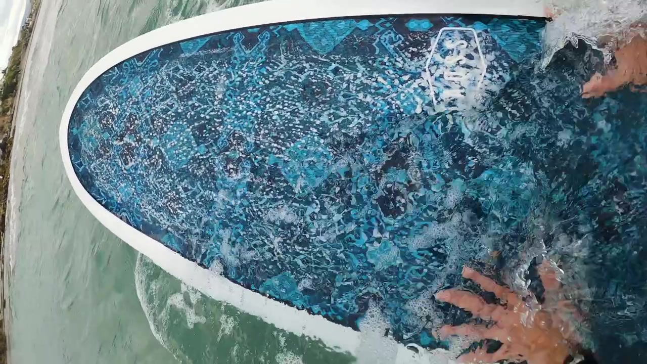 Longboarding, surfando un'onda molto lunga a Riverton, Southland della Nuova Zelanda, POV