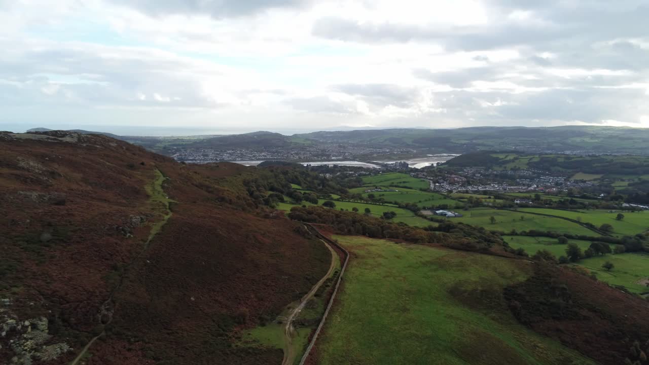 rayos de sol moviéndose a través de las tierras de cultivo rurales inglesas campo madrugada vista aérea pan derecho