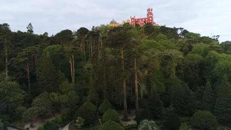 Luftaufnahme-Des-Farbenfrohen-Nationalpalastes-Von-Pena,-Sintra,-Portugal