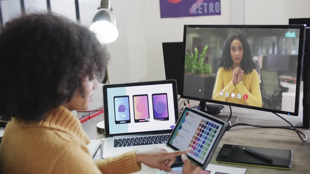 mujer de negocios afroamericana en videollamada con su colega afroamericana en la pantalla