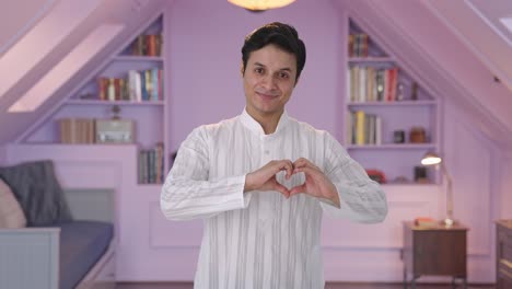hombre indio feliz mostrando el signo del corazón