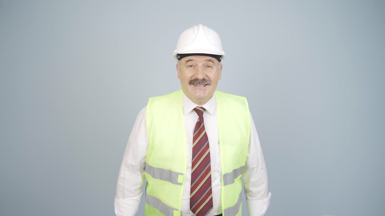 el ingeniero está emocionado, impaciente.