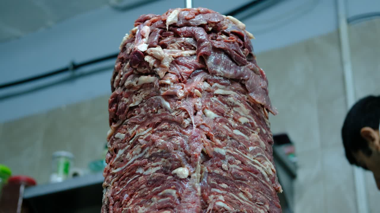 Carne di döner cruda