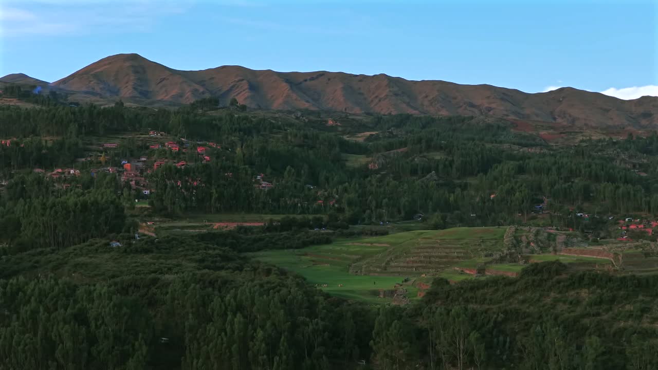 Kuil Saqsaywaman Cusco Peru Perú, aerial drone Andes Peru Cuzco benteng Kekaisaran Inca kuil bangunan batu lanskap musim hujan matahari terbenam langit biru awan paralaks lingkaran gerakan kiri