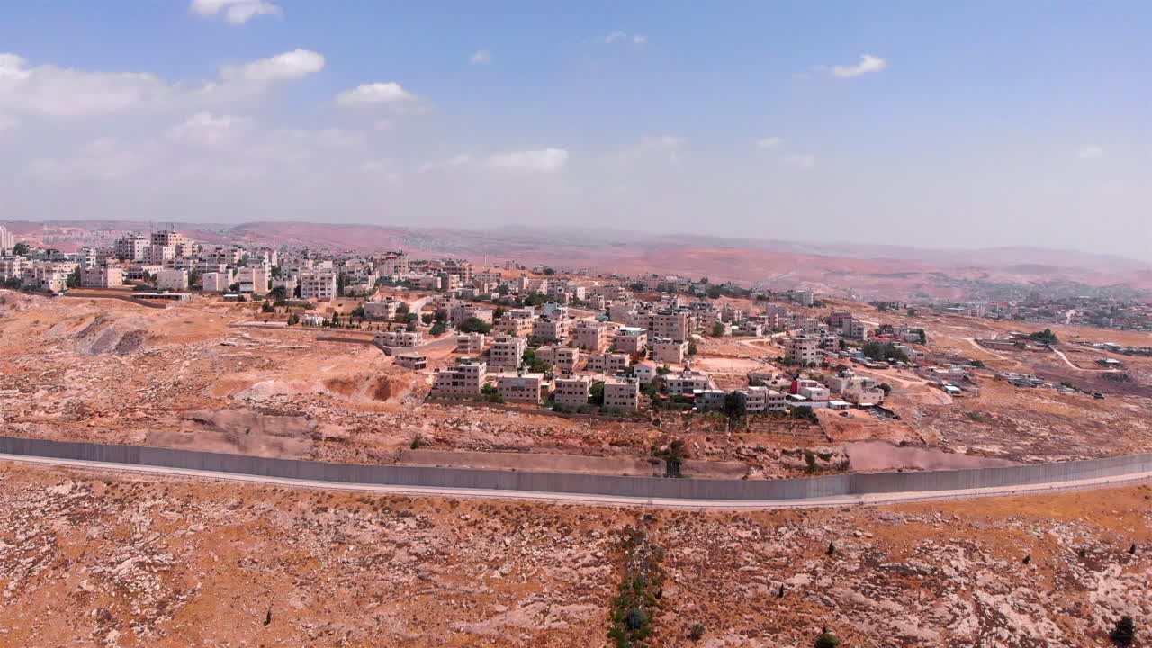 Vista aerea sul campo profughi di Qalandiya e sul muro di sicurezza