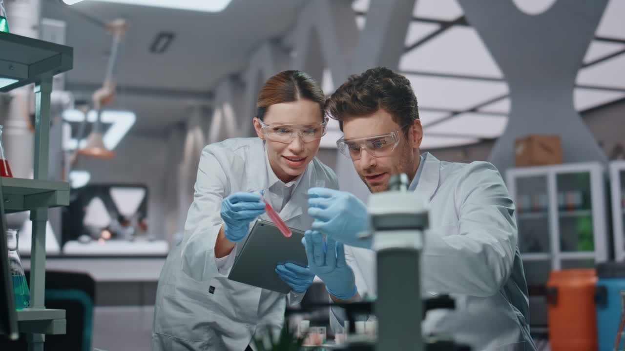두 명의 화학자가 고급 실험실에서 혁신적인 의약품을 플로 찾고 있습니다.