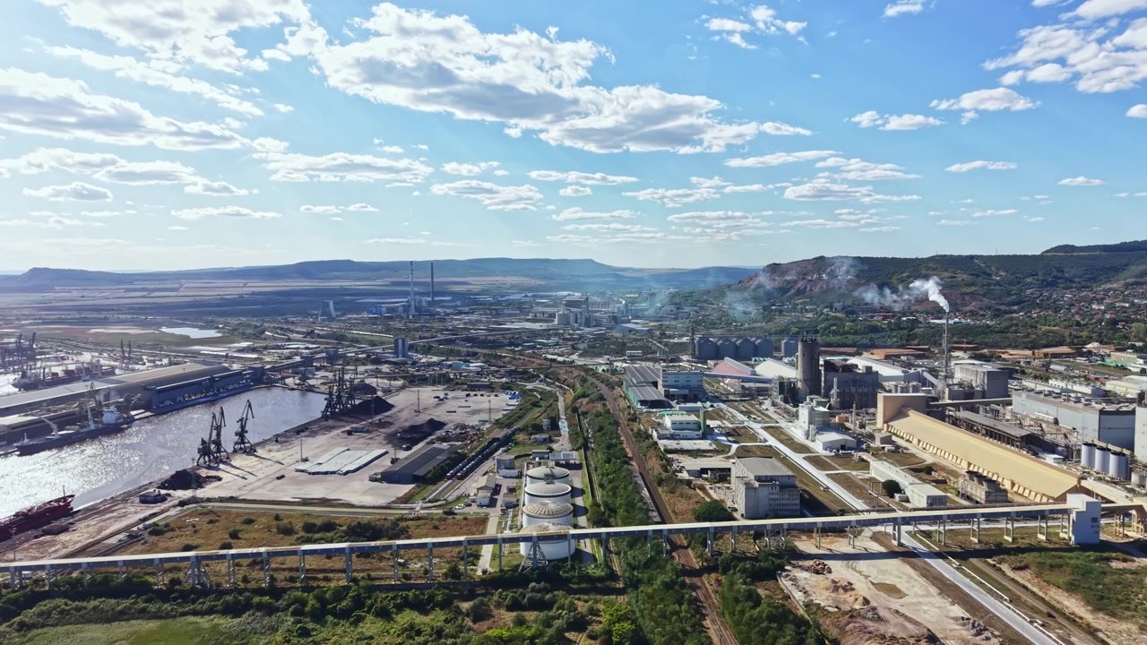 Zona industrial con fábricas, almacenes y un río al fondo durante el día