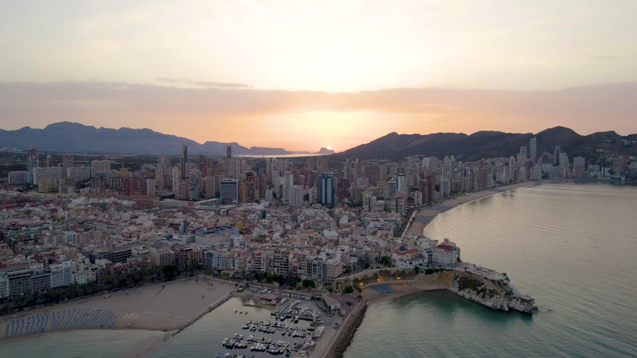 Nefes Kesen Benidorm, İspanya Gün Batımında - Metin Alanı ile Tanıtıcı Havadan Görünüm.