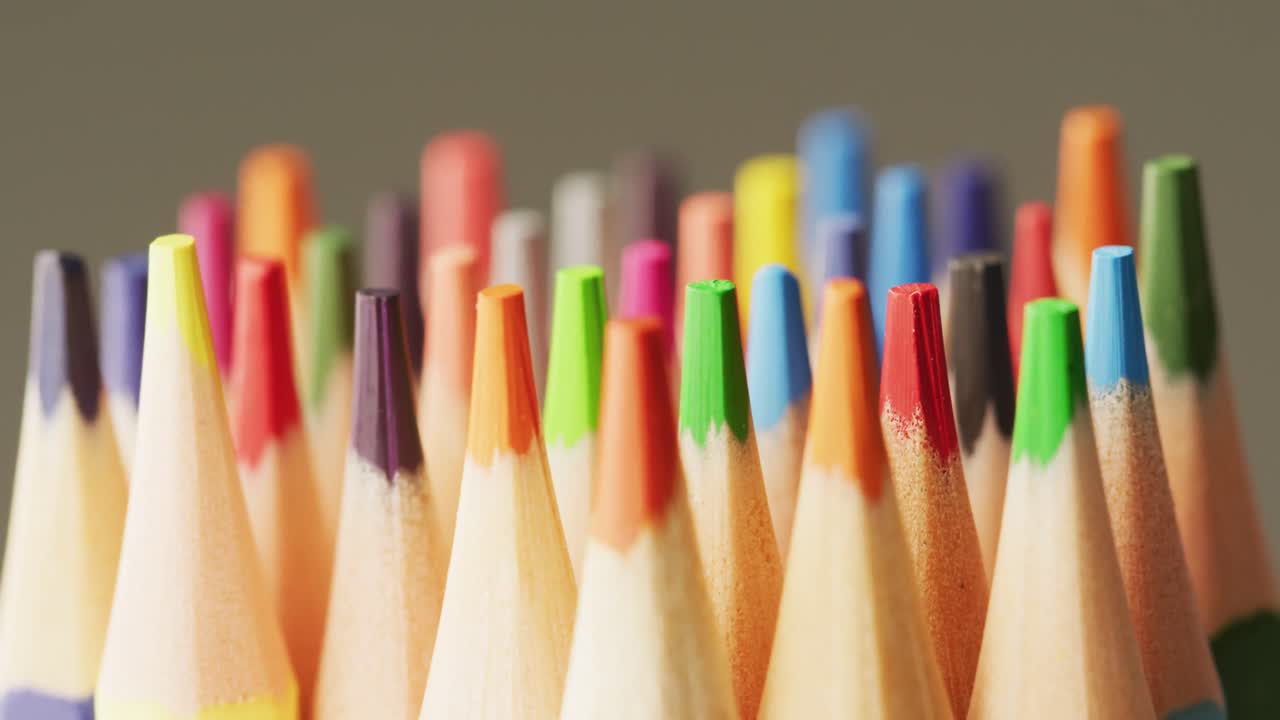 베이지색 배경 위에 있는 다채로운 크레이온의 비디오