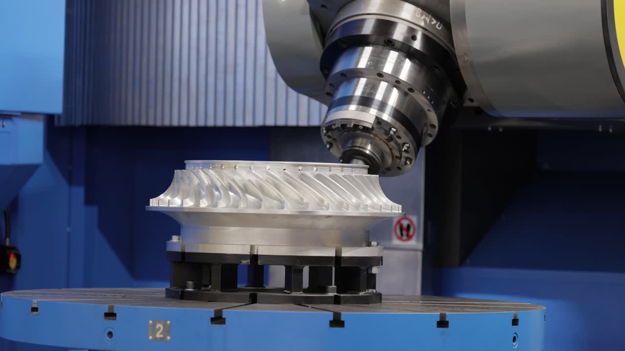 lavorazione dei metalli macchina di fresatura cnc. taglio del metallo tecnologia di lavorazione moderna.