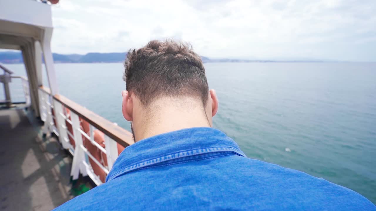 천천히 바다에서 춤을 추고 있습니다.