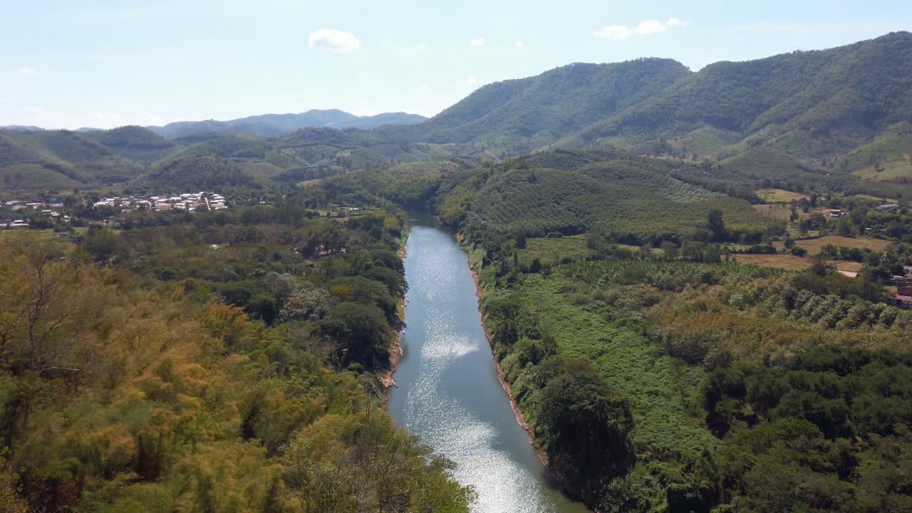 el hermoso río en medio de las montañas en tailandia bajo el cielo azul brillante - toma aérea