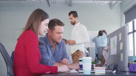 personas de negocios que trabajan en oficinas modernas