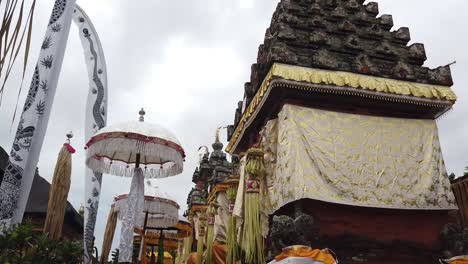 Toma-De-Establecimiento-De-La-Impresionante-Arquitectura-De-Piedra-De-Los-Templos-En-Bali