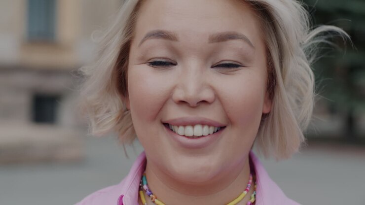 Ritratto di una donna asiatica sorridente