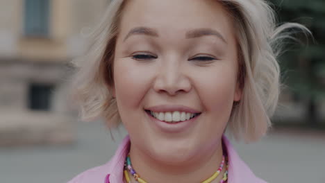 retrato de una mujer asiática sonriente