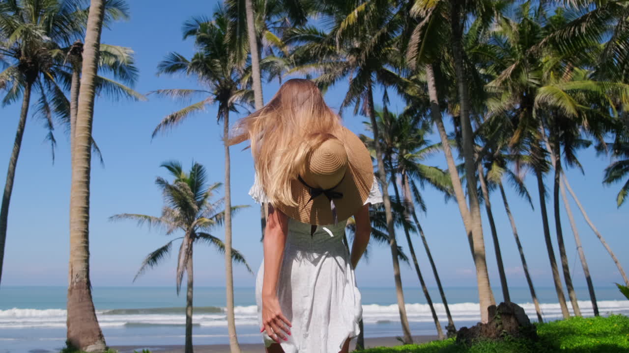 열대 해변 에 있는 여자