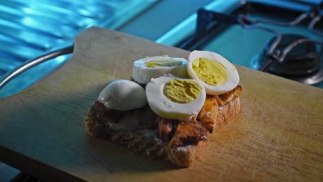 sándwich de pan tostado integral relleno de mayonesa, chuletas de pollo fritas, huevos cocidos, salsa y rebanada de queso