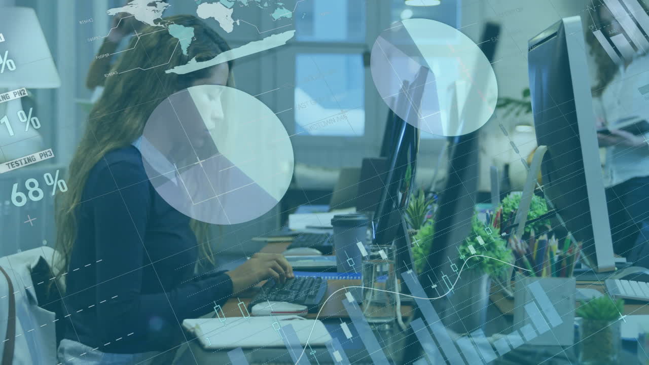 컴퓨터를 이용한 백인 사업가 여성에 대한 금융 데이터 처리 애니메이션