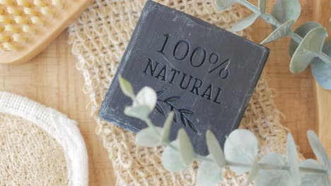 jabón negro natural con eucalipto y accesorios