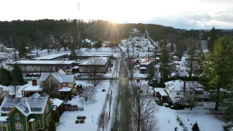 alta antena de casas grandes en el vecindario cubierto de nieve