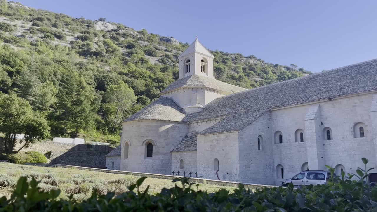 역사적인 아름다운 교회 건물과 함께 세난크 수도원 좋은 날씨에 자연에서 멀리 언덕과 함께