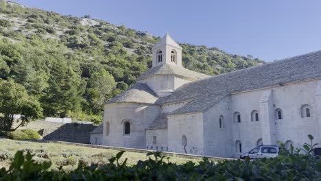 monasterio de senanque con un histórico hermoso edificio de iglesia en buen tiempo en la naturaleza con colinas en la distancia