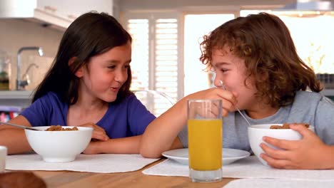 Bruder-Und-Schwester-Frühstücken