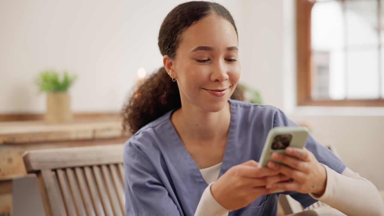 enfermera, mujer y teléfono para charla médica
